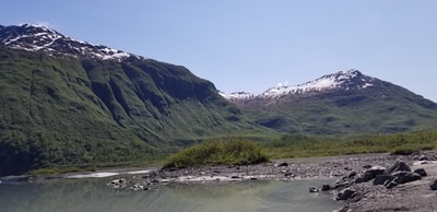 在天山脉和河流
